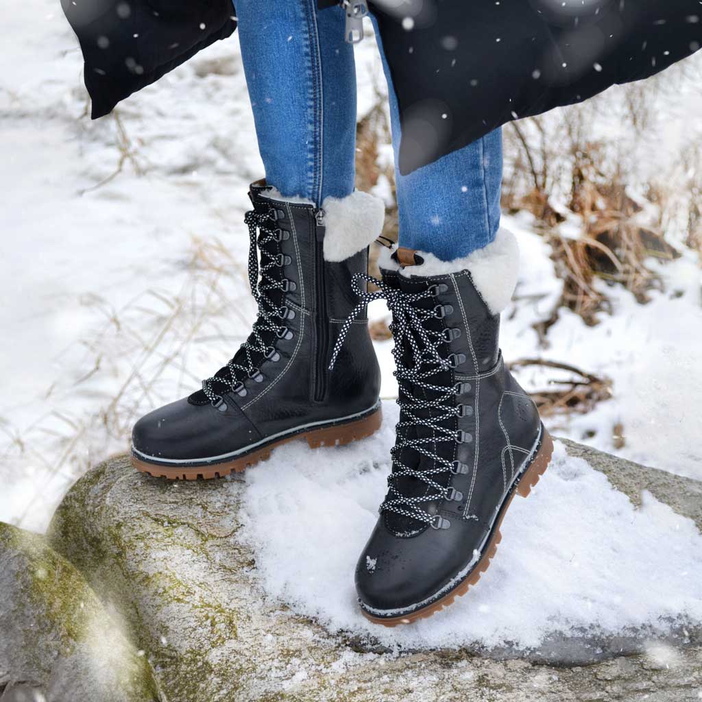 Martino propose des chaussures, des mocassins et des bottes de grande qualité pour femmes. Faites de cuir véritable, chaque paire est confectionnée à la main par des artisans de talents dans la ville de Québec. Voici Banff Premium, l'ultime botte d'hiver canadienne. Elle est ultra chaude, légère, douillette et imperméable.