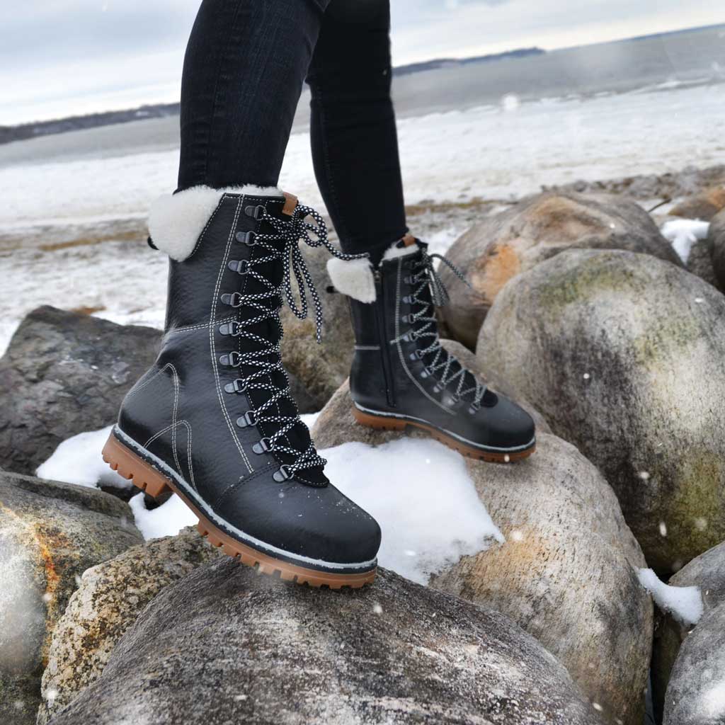 Martino propose des chaussures, des mocassins et des bottes de grande qualité pour femmes. Faites de cuir véritable, chaque paire est confectionnée à la main par des artisans de talents dans la ville de Québec. Voici Banff Premium, l'ultime botte d'hiver canadienne. Elle est ultra chaude, légère, douillette et imperméable.