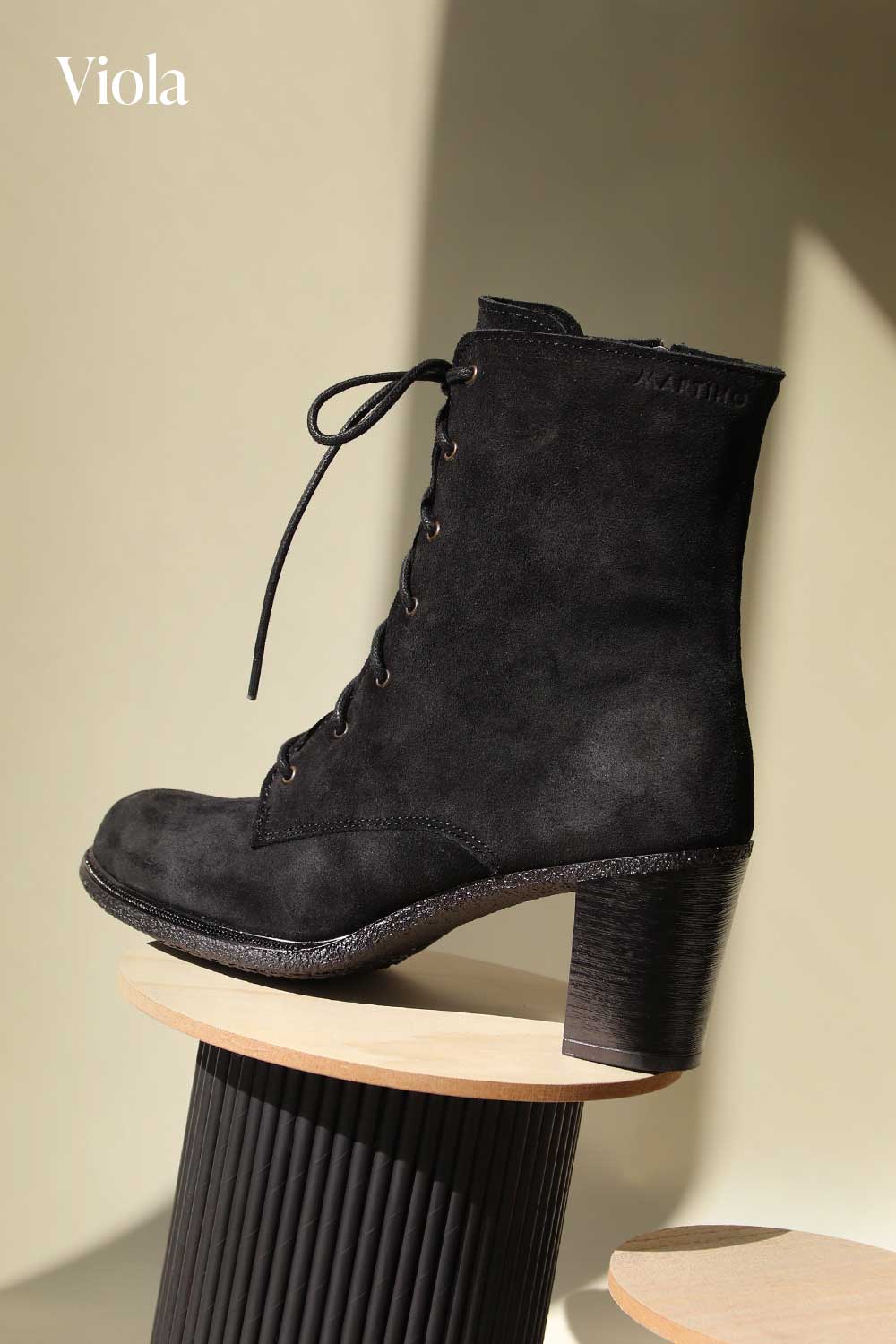 Martino propose des chaussures, des mocassins et des bottes de grande qualité pour femmes. Faites de cuir véritable, chaque paire est confectionnée à la main par des artisans de talents dans la ville de Québec. Voici Viola, la botte à talon haut la plus confortable qui soit.