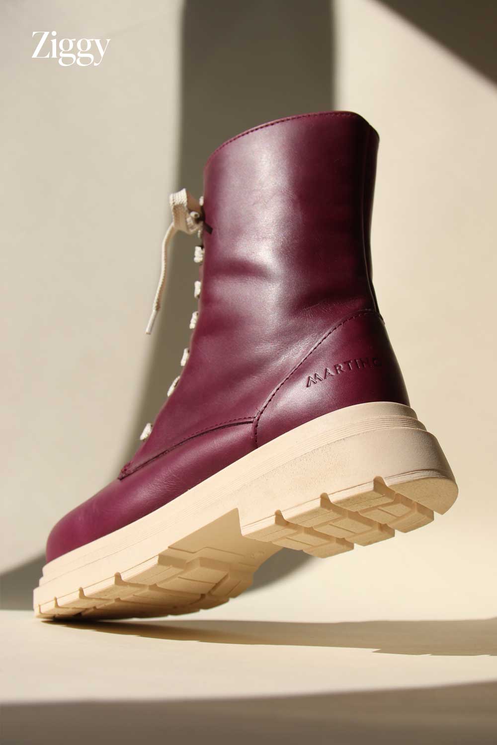 Martino propose des chaussures, des mocassins et des bottes de grande qualité pour femmes. Faites de cuir véritable, chaque paire est confectionnée à la main par des artisans de talents dans la ville de Québec. Voici Ziggy, la botte d'automne la plus légère qui soit.