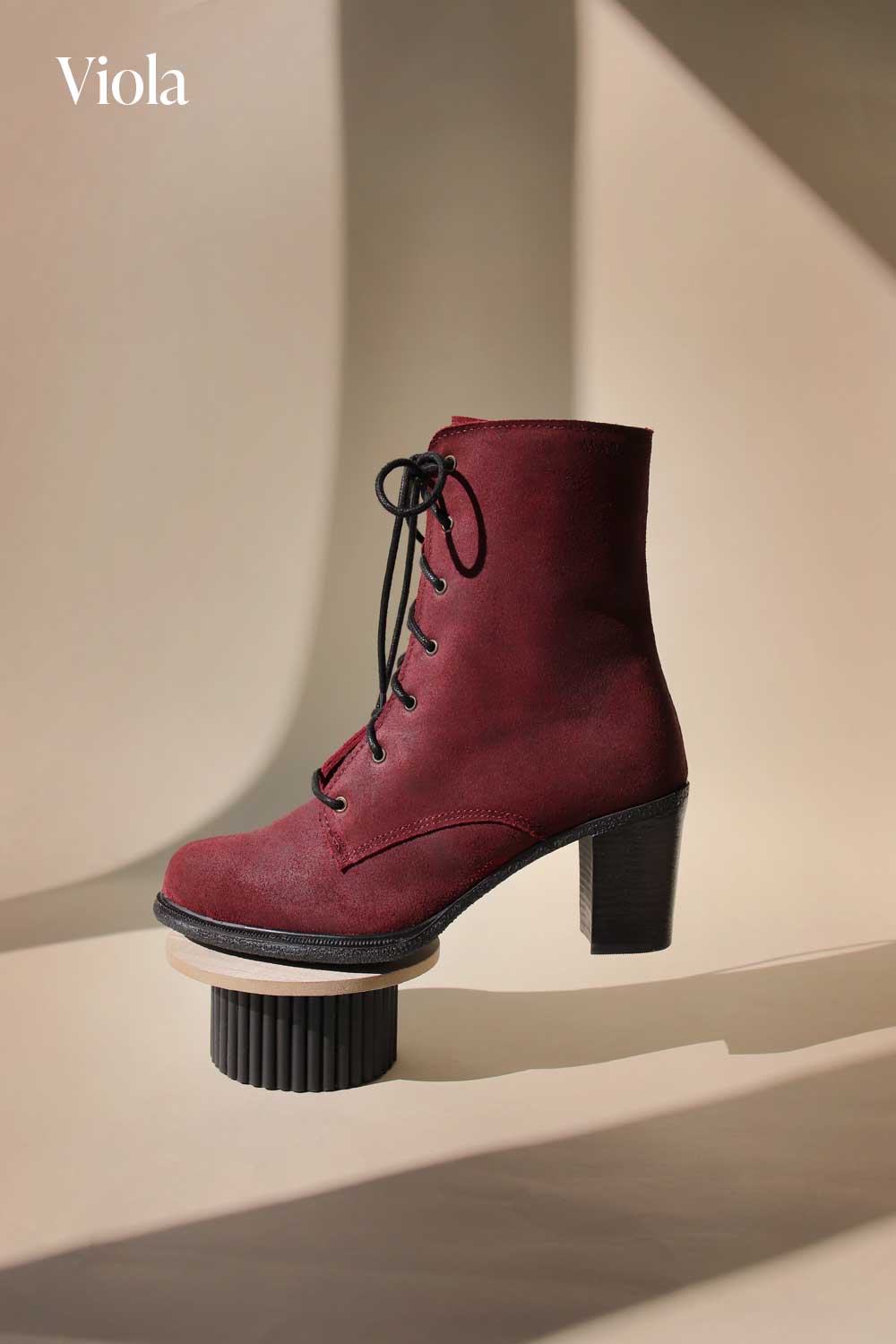 Martino propose des chaussures, des mocassins et des bottes de grande qualité pour femmes. Faites de cuir véritable, chaque paire est confectionnée à la main par des artisans de talents dans la ville de Québec. Voici Viola, la botte à talon haut la plus confortable qui soit.