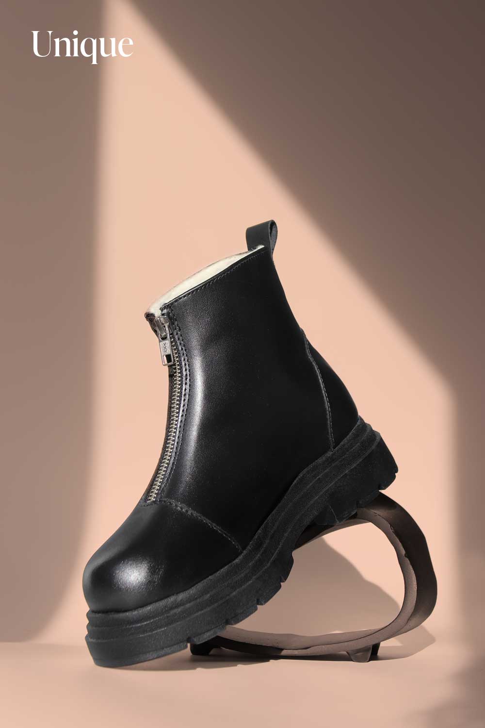 Martino propose des chaussures, des mocassins et des bottes de grande qualité pour femmes. Faites de cuir véritable, chaque paire est confectionnée à la main par des artisans de talents dans la ville de Québec. Voici Unique, la botte de laine qui s'enfile en un instant.