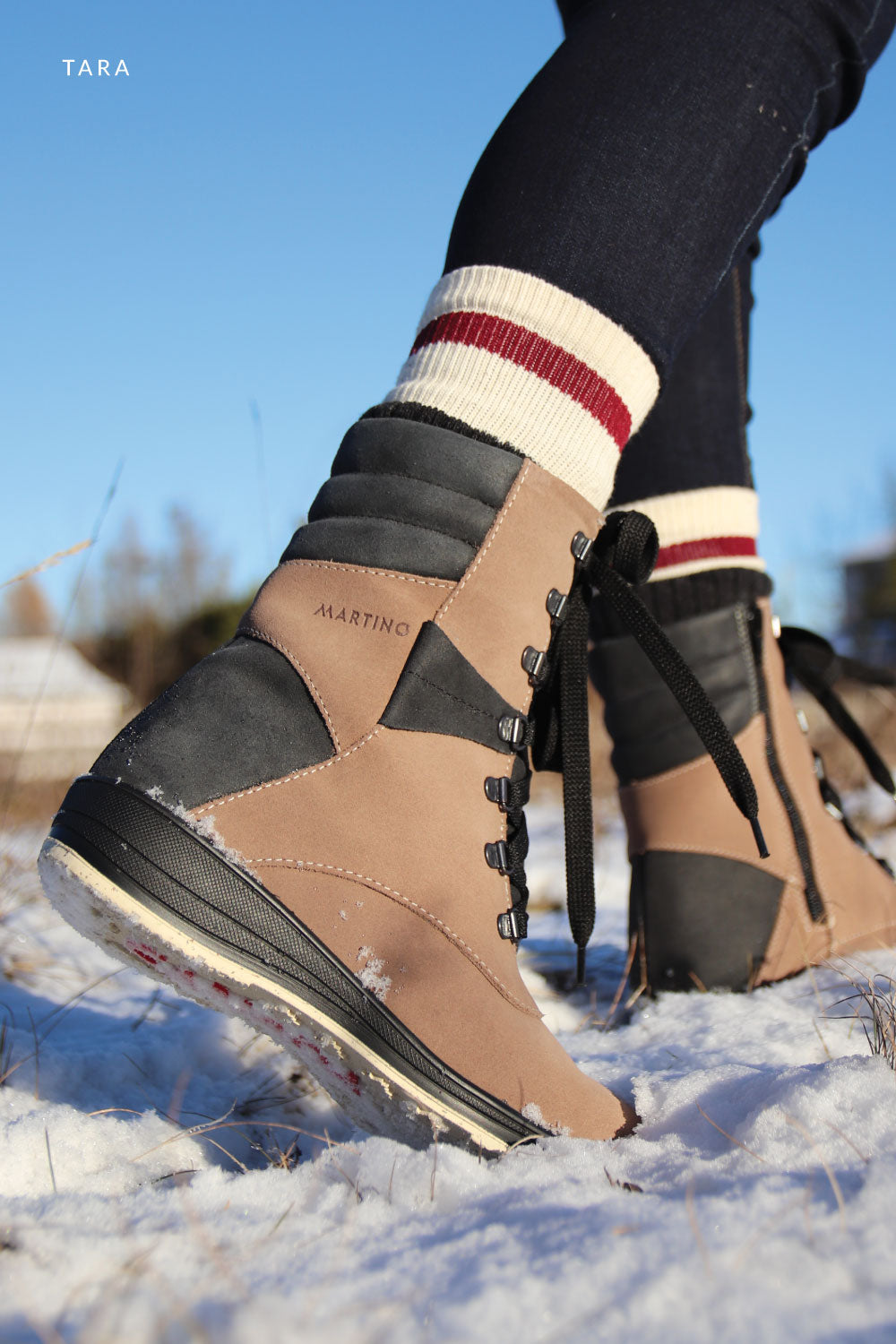 Martino propose des chaussures, des mocassins et des bottes de grande qualité pour femmes. Faites de cuir véritable, chaque paire est confectionnée à la main par des artisans de talents dans la ville de Québec. Voici Tara, la botte d'automne qui passe de moins quinze à plus quinze degrés.